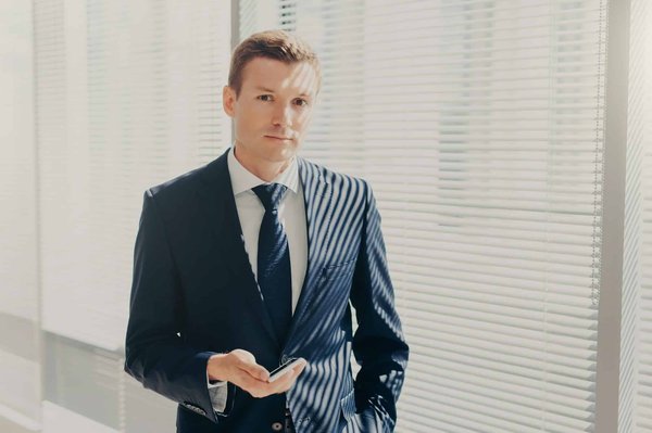 What Are the Most Fashionable Pinstripe Pants Styles for a Polished Work Outfit?